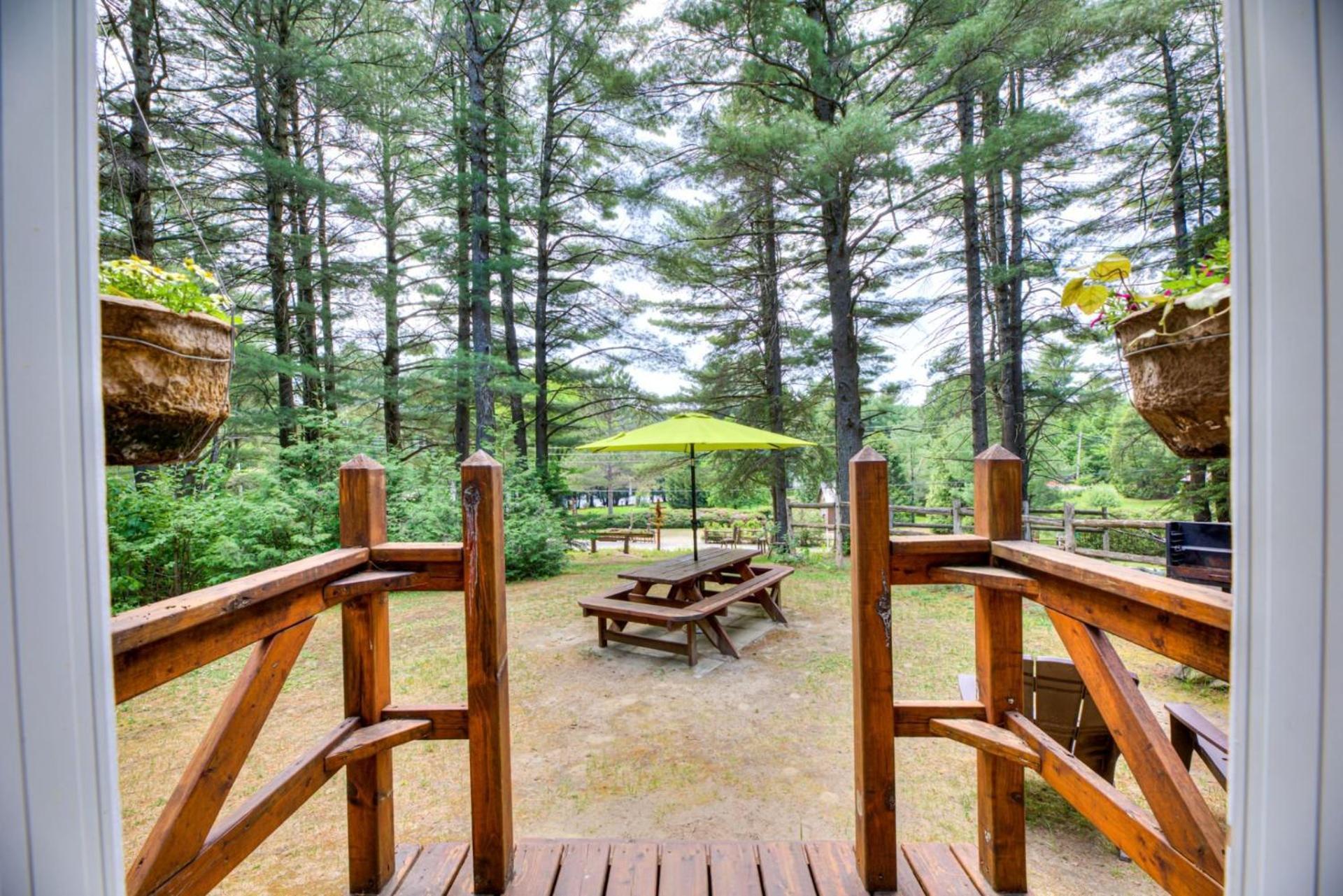 Domaine Chalets Des Pins Rawdon Exterior photo