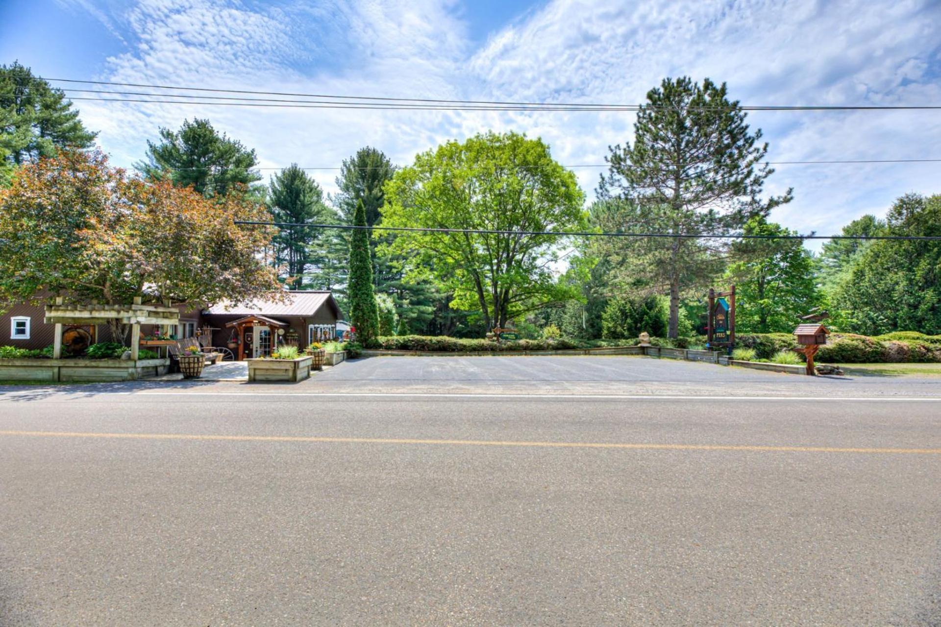 Domaine Chalets Des Pins Rawdon Exterior photo